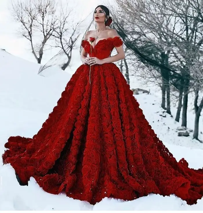 Robe de Bal Rouge Rose Princesse en Dentelle sans Manches pour Soirées et Célébrations de Quinceañera ```