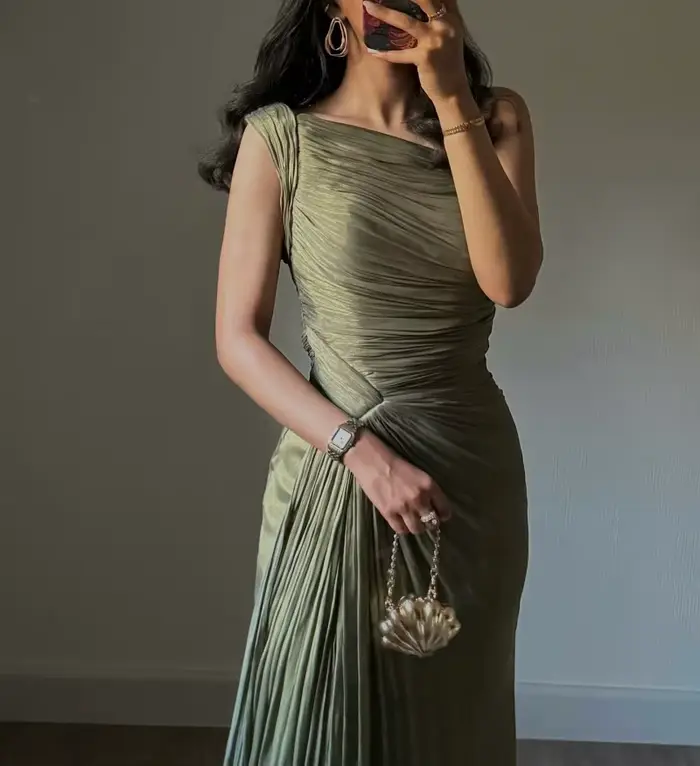 Nouvelle Robe de Soirée Plissée Corsetée Tendance Printemps avec Rubans Fluide et Détails Scintillan