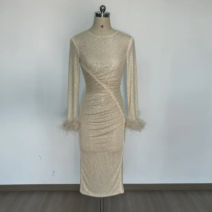 Robe chic à paillettes dorées avec détails de plumes
