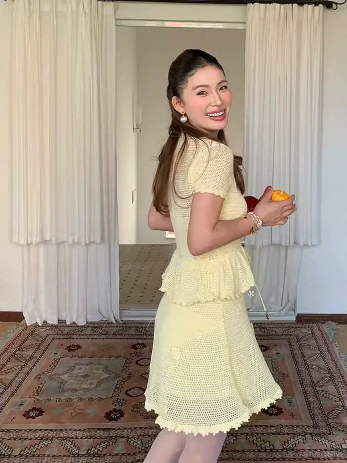 Robe en crochet brodé, élégante