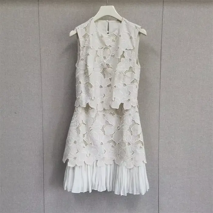 Robe sans manches beige pour femmes : dentelle florale 3D, ourlet à volants superposé, robe de soiré
