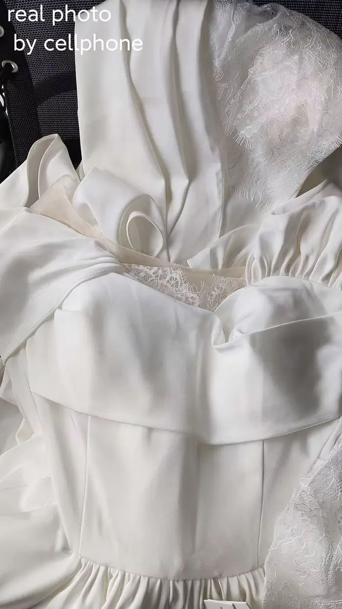 Robes de mariée en satin avec petite traîne
