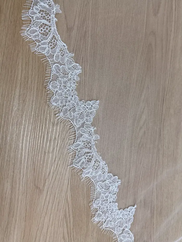 Voile de mariée personnalisé avec bordure en dentelle