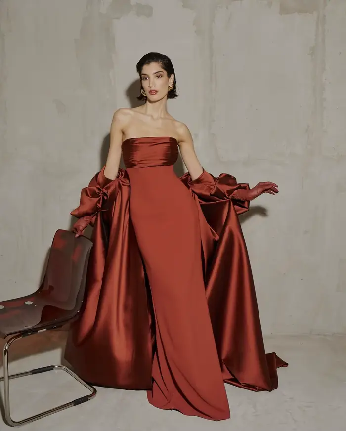 Robe de soirée Sharon Said en polyester satiné de forme sirène rouge rouille avec cape et soutien-gorge intégré pour femmes pour soirées officielles et événements spéciaux