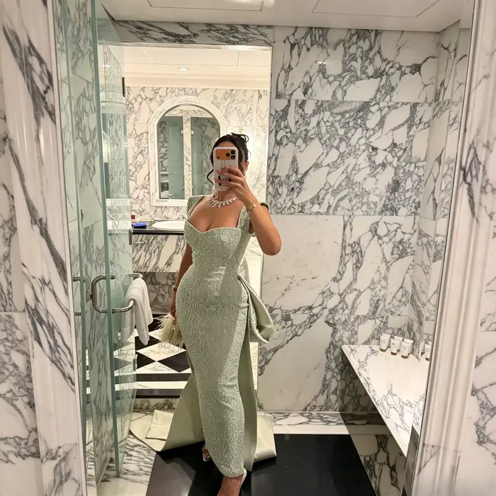 Robe de soirée sur mesure vert sauge avec larges bretelles carrées et tissu entièrement orné de stra