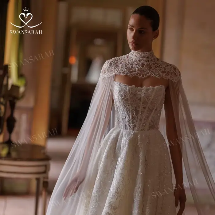 Robe de mariée SwanSarah sans manches, personnalisable en polyester, avec détails en dentelle et appliques florales pour mariage élégant et sophistiqué