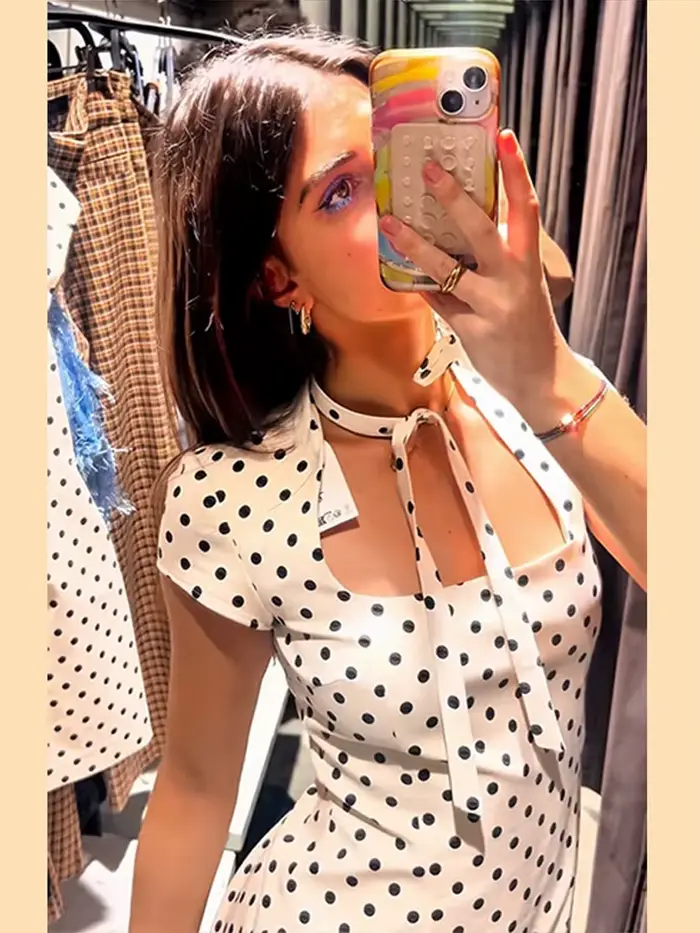 Robe courte chic à pois pour femmes style classique à offrir pour occasions spéciales