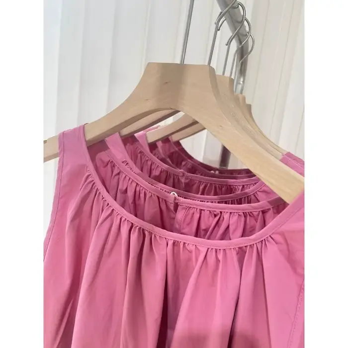 Robe à manches dénudées