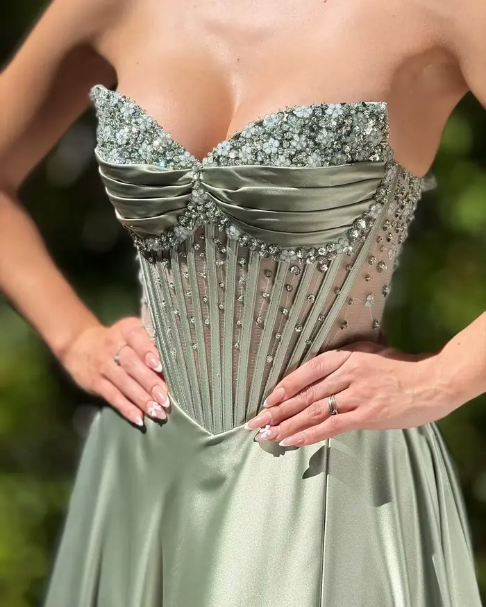 Robes de bal pour femmes Robe formelle en satin scintillant perlé avec fente sur l'épaule