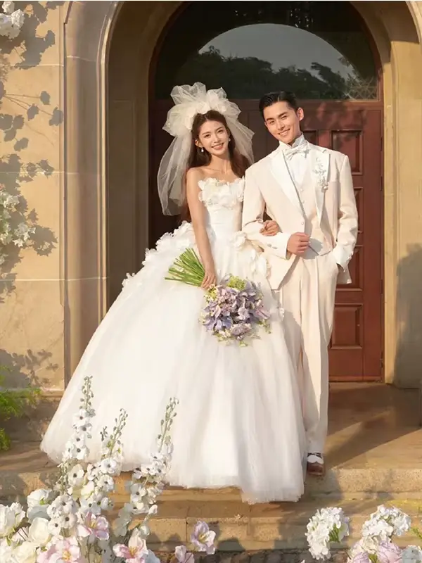 Robe de mariée douce style féerique sans bretelles en soie voile dentelle princesse française coupe cintrée jupe moelleuse occassions spéciales mariage fiançailles