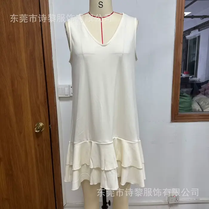 Robe mi-longue coupe trapèze style Y2K streetwear col en V sans manches pour soirée fête travail 2026