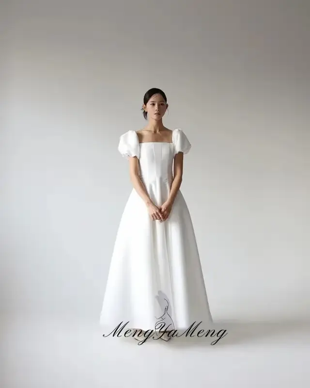Robe de mariée coréenne moderne en satin brillant avec dentelle et plissé pour séances photos et cérémonies de fiançailles