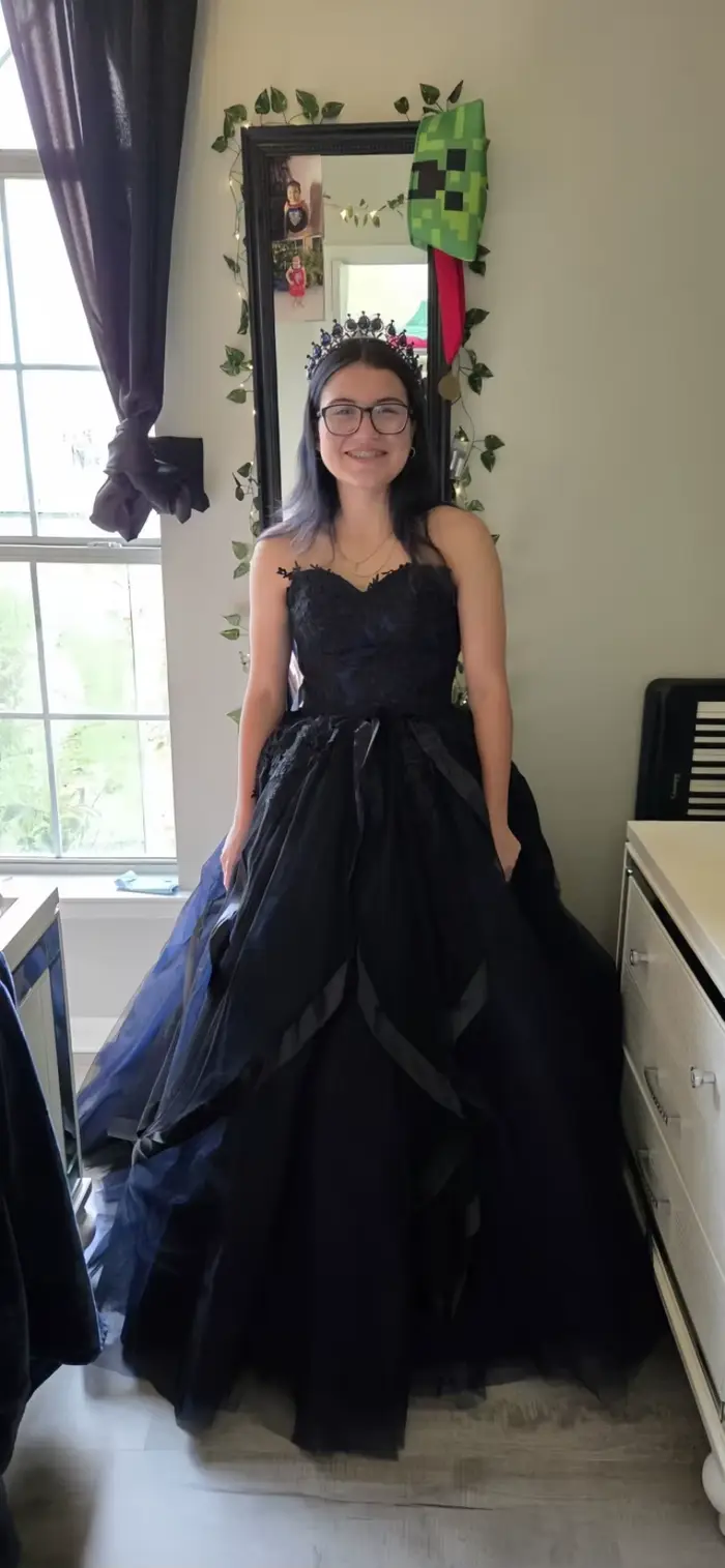 Robe de mariée gothique en tulle superposé avec détails en dentelle pour femmes romantiques et modernes occasions spéciales