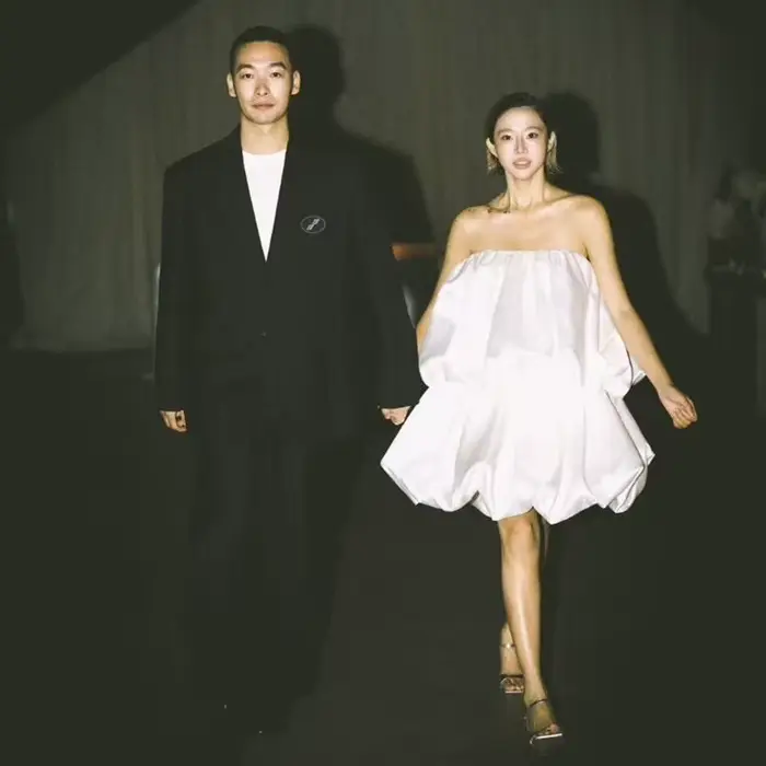 Robe de mariée légère française en satin, simple, avec train de balayage, dentelle, soutien-gorge intégré, fermeture éclair invisible, idéale pour les cérémonies de mariage et séances de photographie de voyage