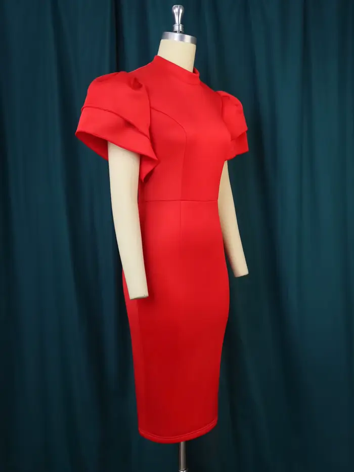 Robe de cocktail à manches évasées et col montant