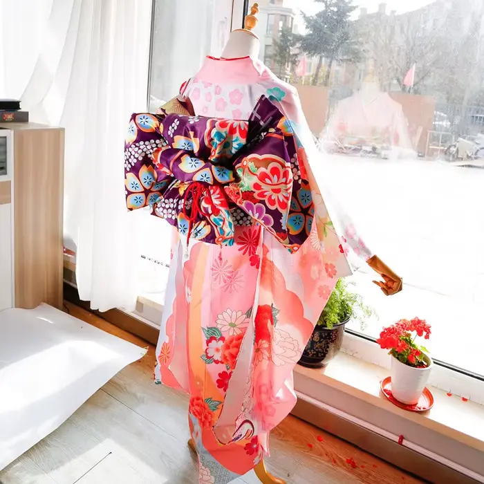 Kimono japonais avec grand nœud floral