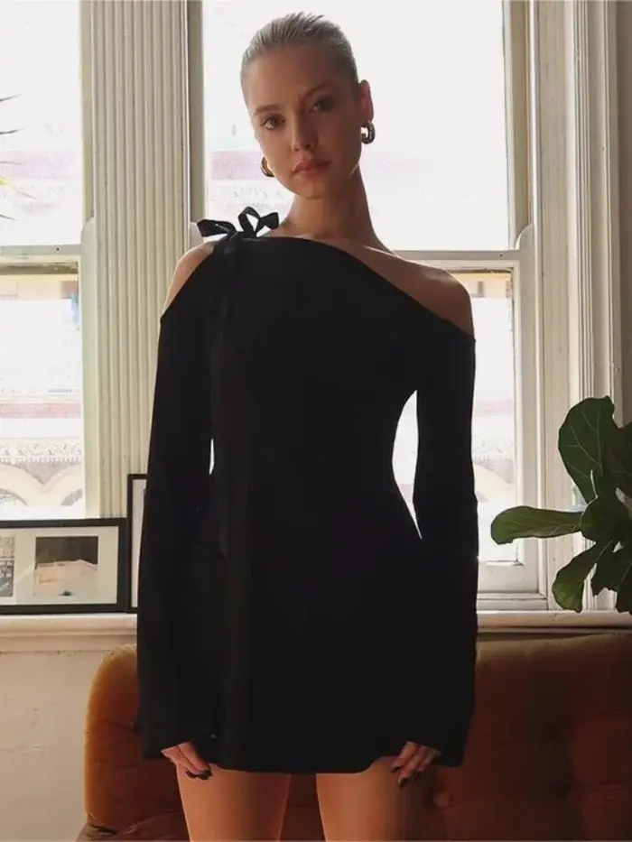 Robe noire à col incliné pour femmes