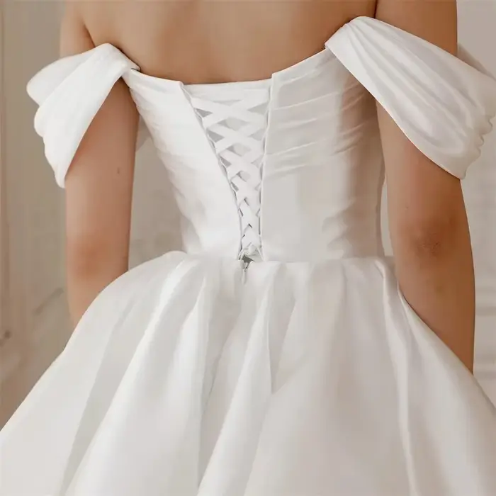 Robe de mariée courte élégante JIERUIZE en polyester satiné pour femmes, hors de l'épaule, silhouette en une ligne, décolleté Mon Amour, confectionnée pour les occasions spéciales et soirées inoubliables