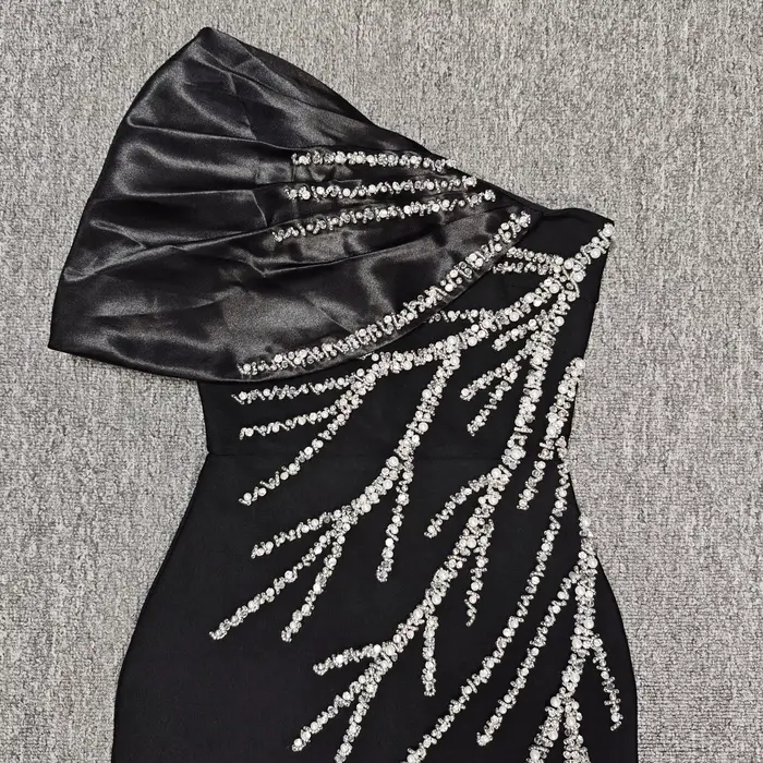 Robe noire élégante pour femme asymétrique à une épaule ornée de strass brillants pour soirée cocktail et soirée de gala
