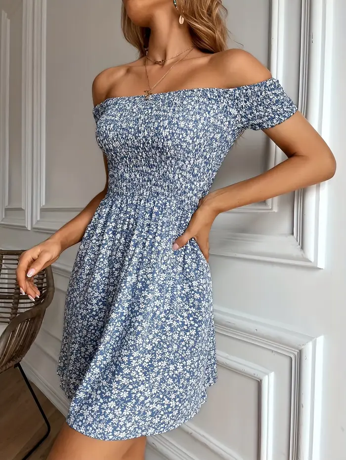 Robe florale à volants et épaules dénudées
