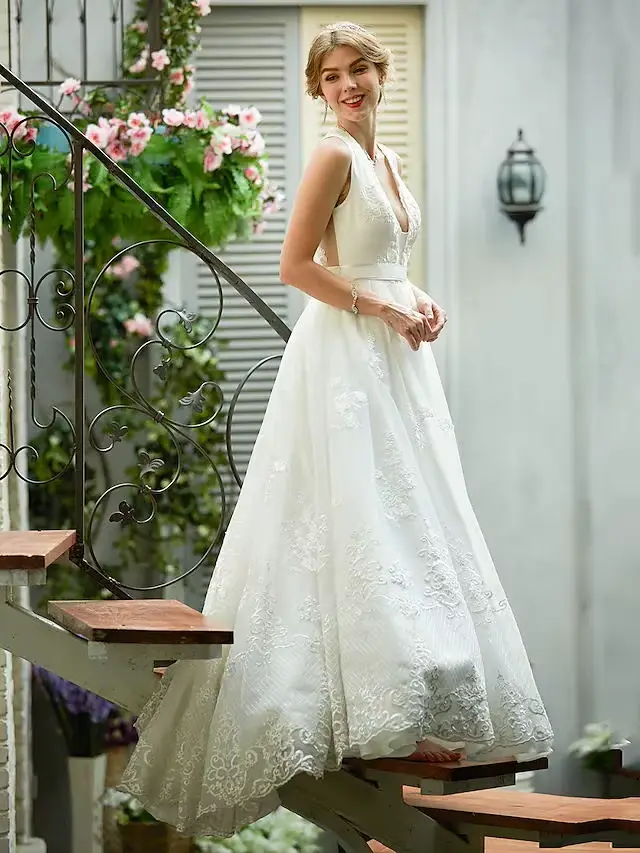 Robe de mariée de luxe en polyester avec décolleté plongeant et dos à lacets pour femmes occasions spéciales comme les mariages et les cérémonies de remise de diplômes