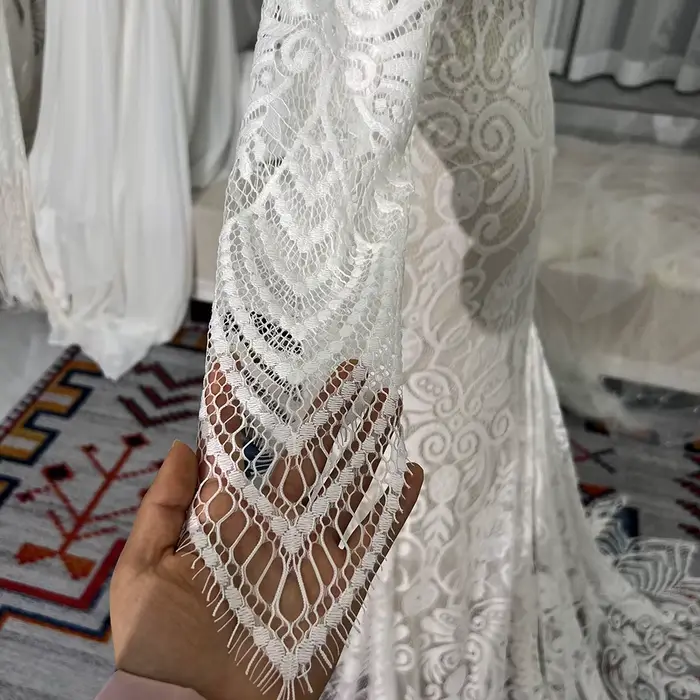Robe de mariée bohème en dentelle avec manches longues et col en V pour femmes, idéale pour les mariages et cérémonies spéciales
