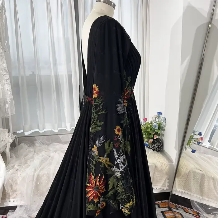 Mryarce robe de mariée noire à manches longues une ligne robes de mariée brodées florales colorées