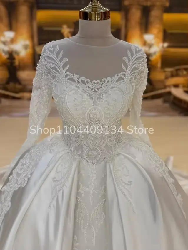 Robe de mariée blanche de luxe personnalisée col rond manches longues brodée de perles coupe trapèze pour mariages arabes Nikkah occasions spéciales
