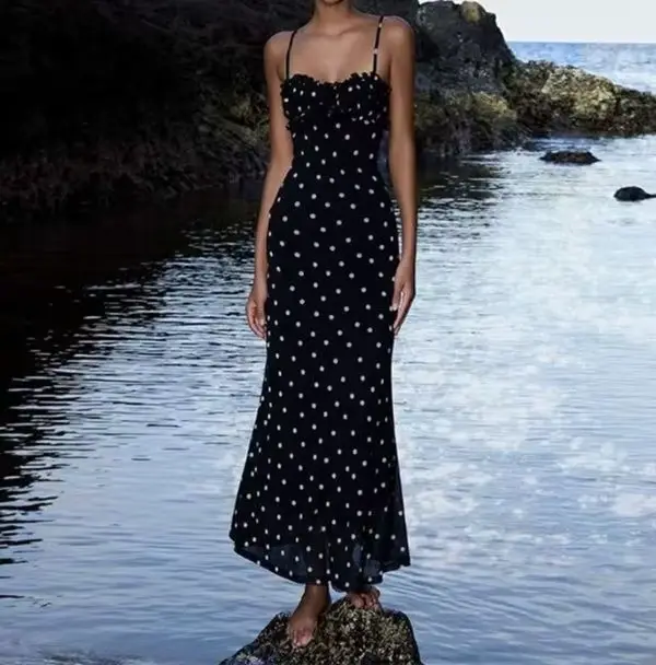 Robe noire à pois, figurine féminine serrée