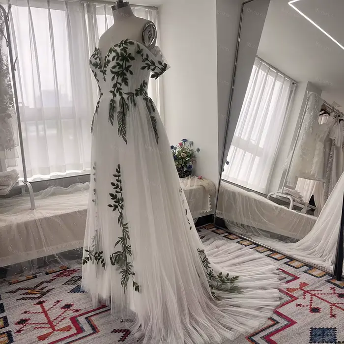 Robe de mariée en tulle plissé vert olive avec manches décolorées pour patients de la forêt collection printemps 2025 occassions spéciales naturellement coloré
