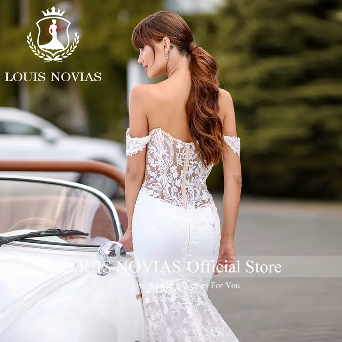Robe de mariée sirène LOUIS NOVIAS moderne avec train cathédrale royal broderies dentelle et satin pour mariage ou gala