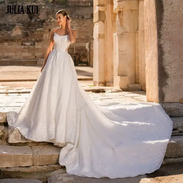Robe de mariée sur mesure Julia Kui, style robe de bal, épaules dénudées, sans manches, avec perles 