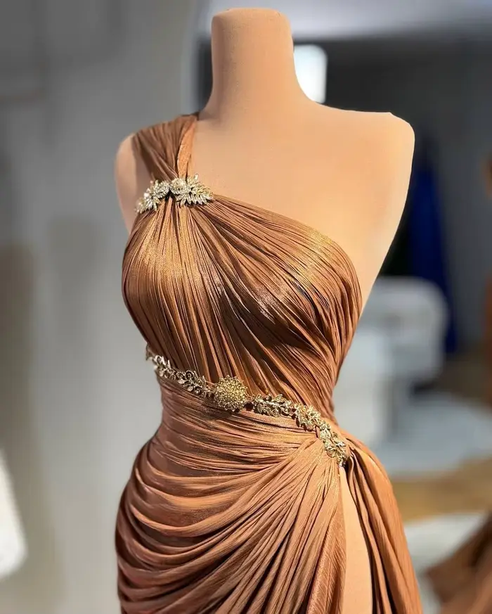 Robe de soirée asymétrique en satin chocolat froncé