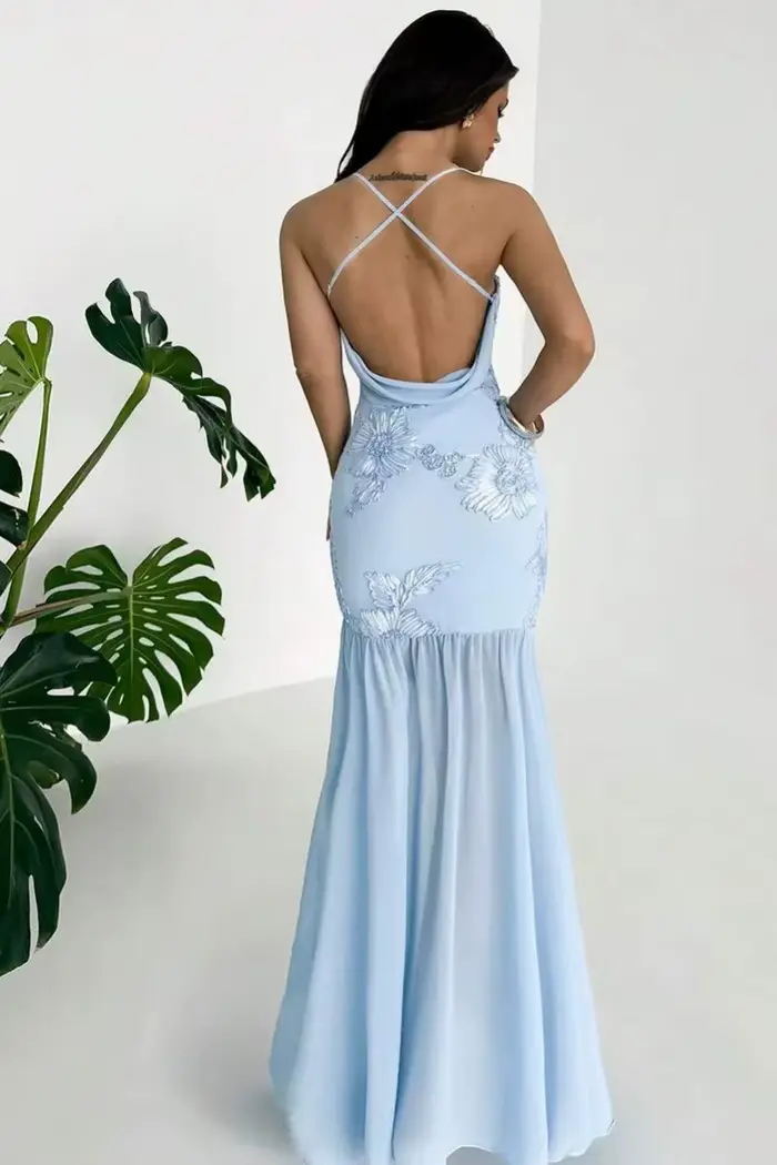 Robe de soirée bleu ciel brodée de fleurs