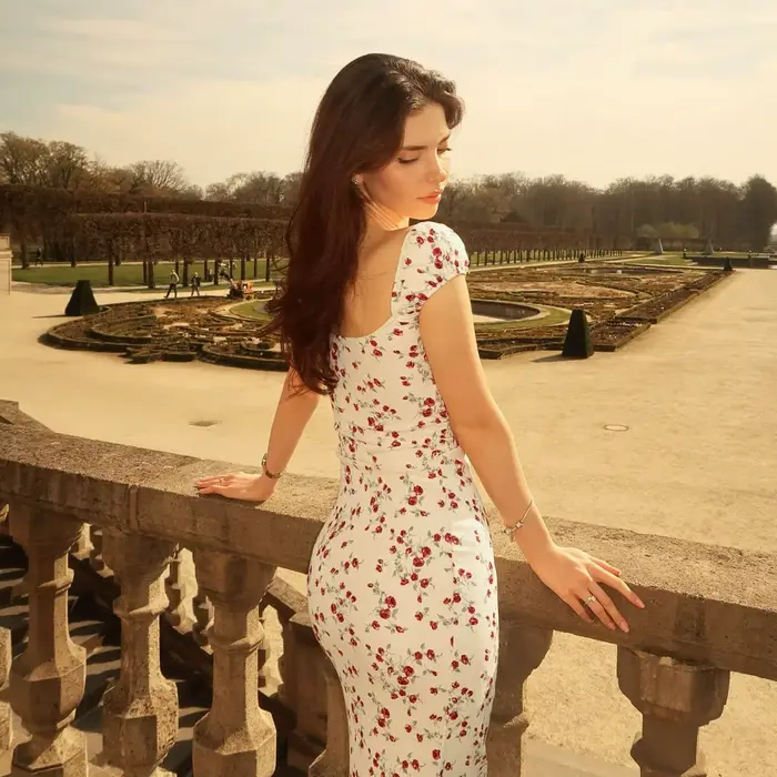 Robe longue rétro française à motif floral rose avec taille cintrée et plis fins
