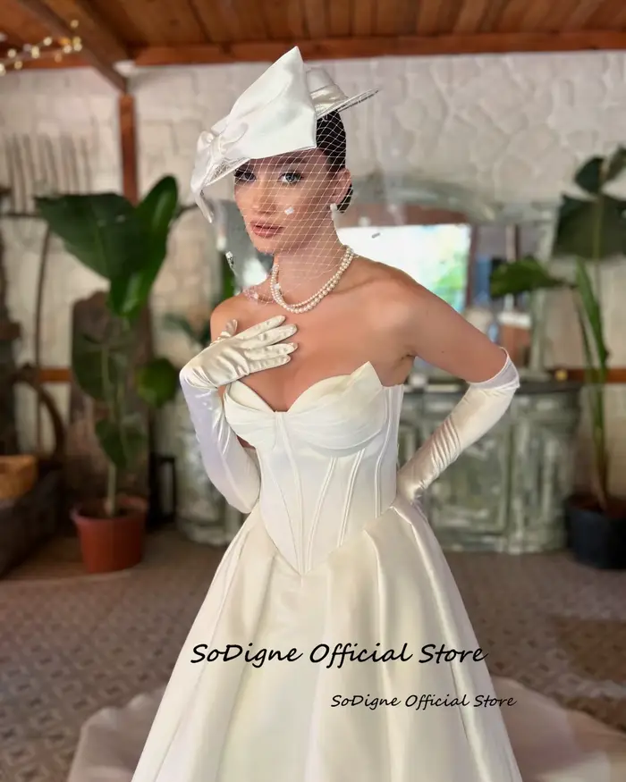 Robe de mariée SoDigne simple en polyester satiné pour mariage et événements spéciaux avec décolleté Mon Amour et soutien-gorge intégré