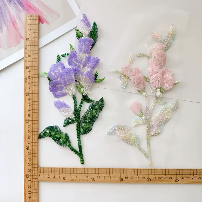 Tissu brodé polyester 3D fleurs violet et rose patchs artisanal pour robe de mariée occassions spéciales femmes