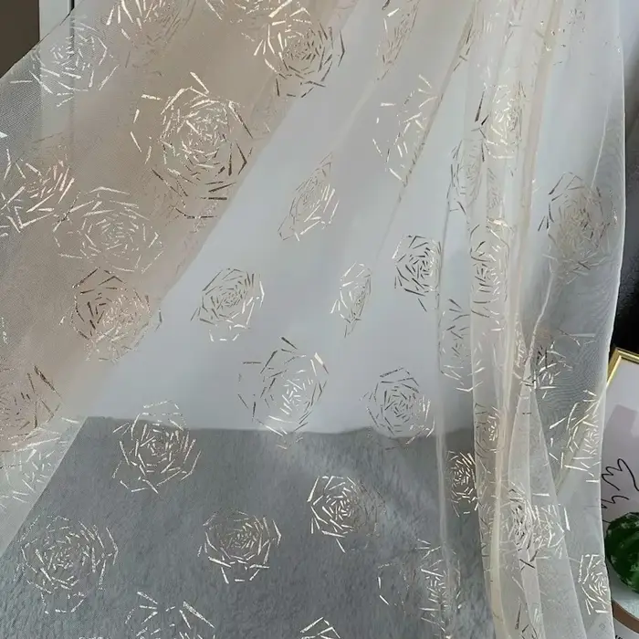 Tissu en dentelle à fleurs roses dorées