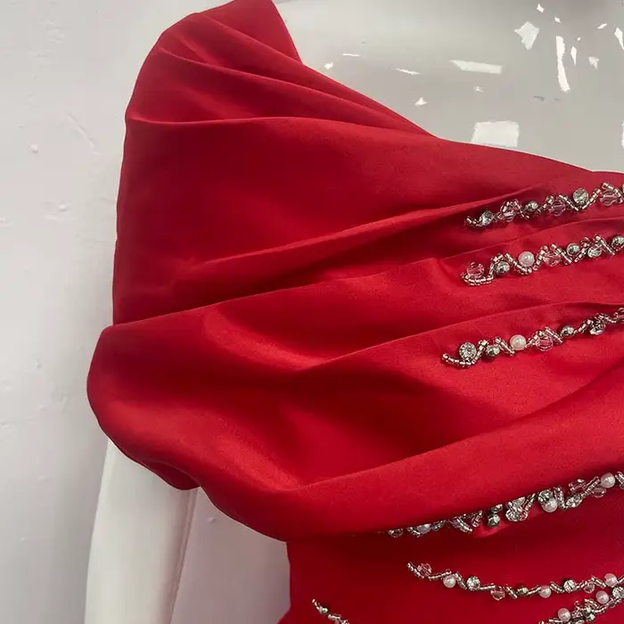 Robe noire élégante pour femme asymétrique à une épaule ornée de strass brillants pour soirée cocktail et soirée de gala