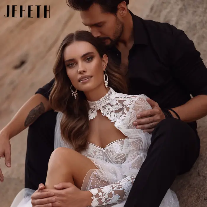 JEHETH Robe de Mariée Tulle Coupe A Col Cœur Veste Dentelle Amovible Col Haut Appliques Florales Paillettes Dos V Bas Traîne Chapelle Classique Shooting Désert Rocheux Bohème au Coucher de Soleil