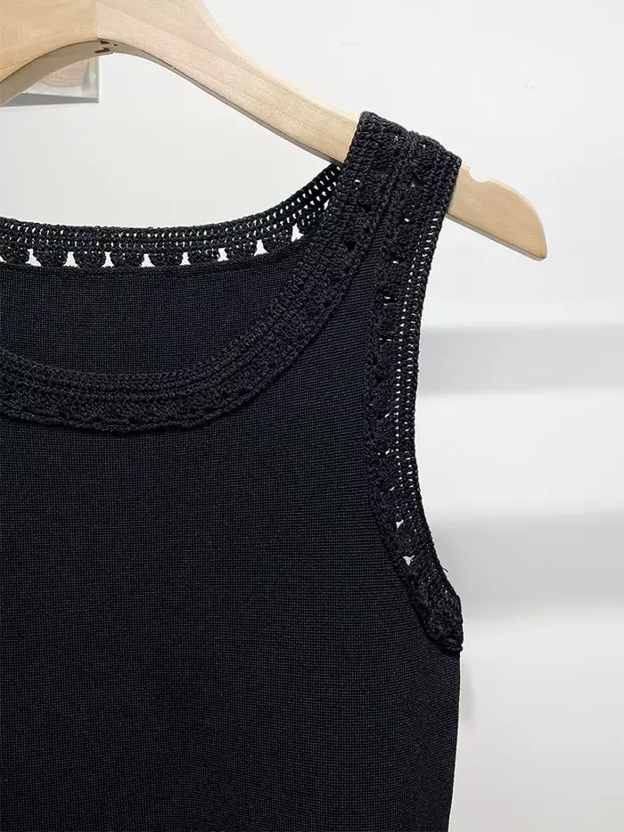 Robe tricotée à franges noires