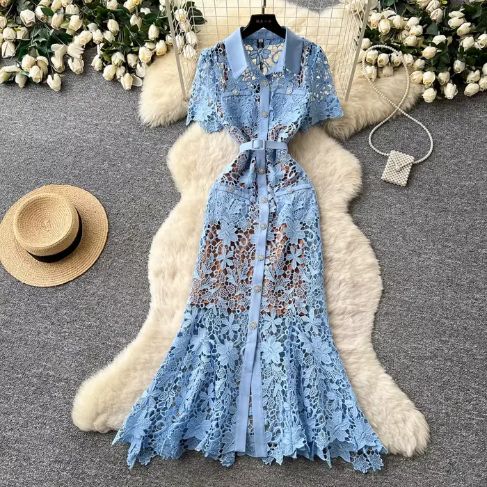 Robe midi blanche en dentelle florale pour femme avec col chemise boutonné, ceinture et ourlet à volants pour cocktail et soirée élégante