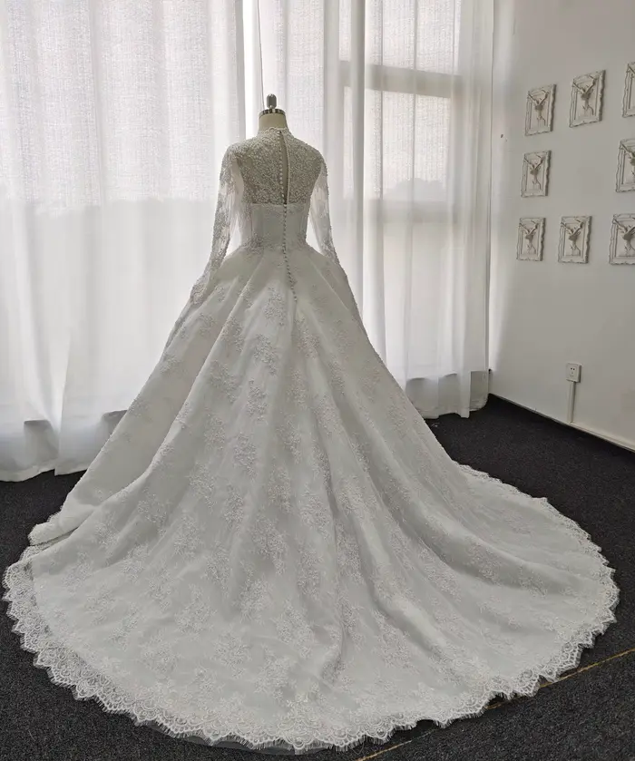 Robe de mariée en dentelle élégante avec train de la cour, décolleté en cuillère et soutien-gorge intégré pour femmes et futures mamans occasions spéciales