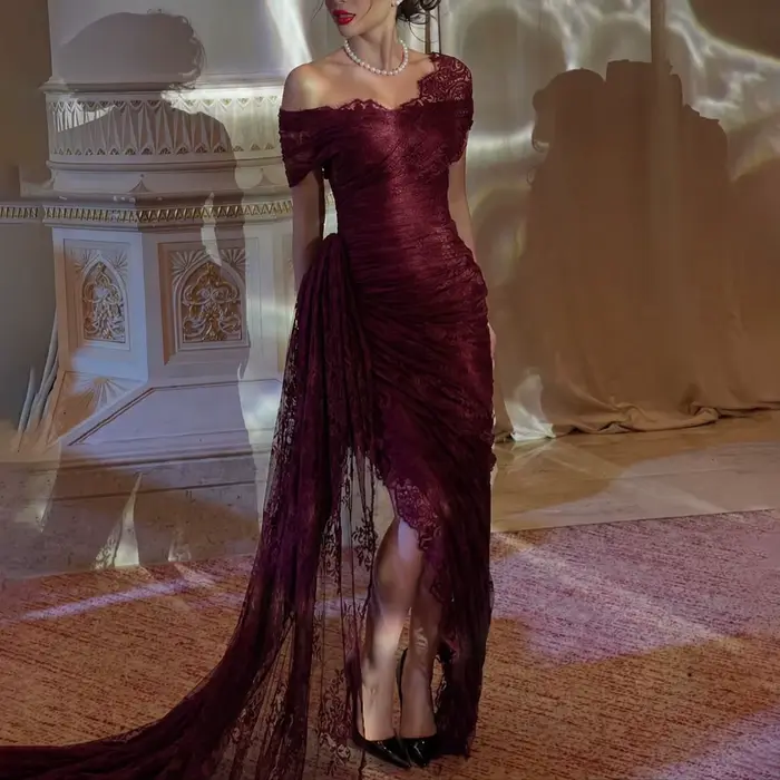 Robe de soirée plissée rouge bordeaux en dentelle, épaules dénudées, sans manches, style sirène, pou