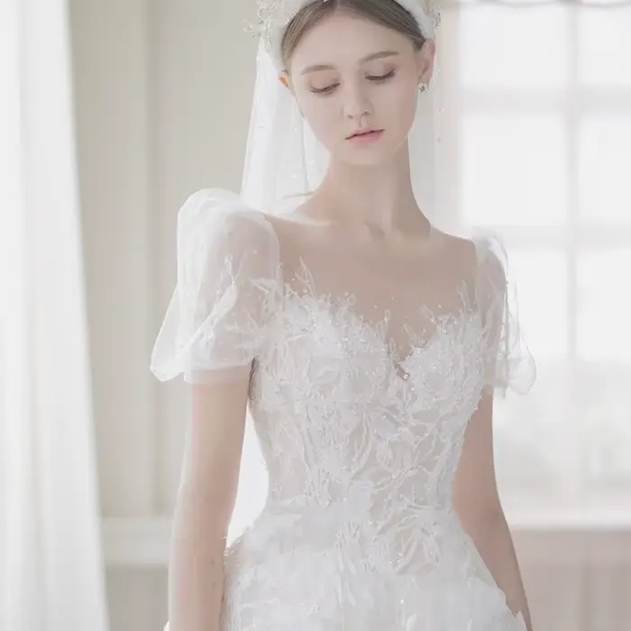 Robe de mariée blanche en soie et organza avec train de balayage et manches à bulles pour femmes occasions spéciales