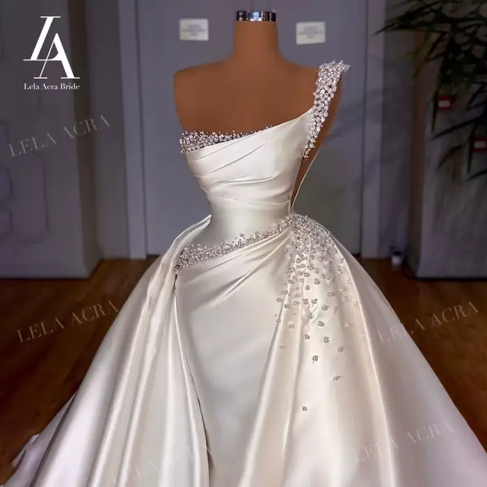 Robe de Mariée LelaAcra en Polyester Satin Perlé Style Sirène avec Traîne Détachable et Perles Princesse Occasions Spéciales