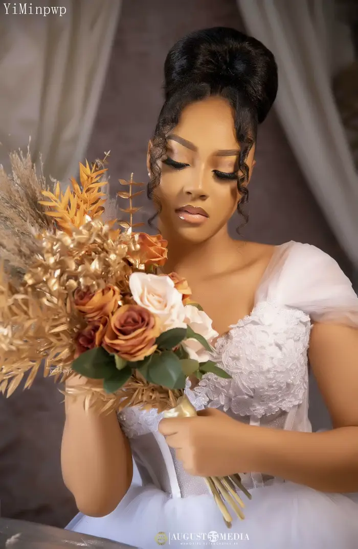 Robe de Mariée Blanche Élégante avec Corset Appliqué et Train de Balayage pour Femmes Occasions Spéciales
