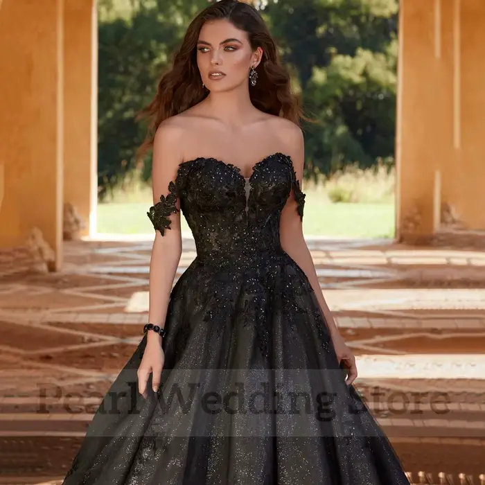 Robe de mariée noire, épaules dénudées