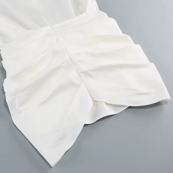 Mini robe chemise blanche pour femme – Jupe drapée élégante avec détail rose