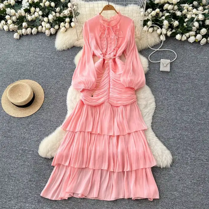 Robe longue femme style français printemps-été 2026 avec empiècements en dentelle et taille ajustée